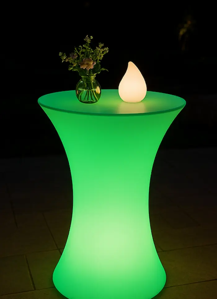 Pared decorada con objetos ornamentales