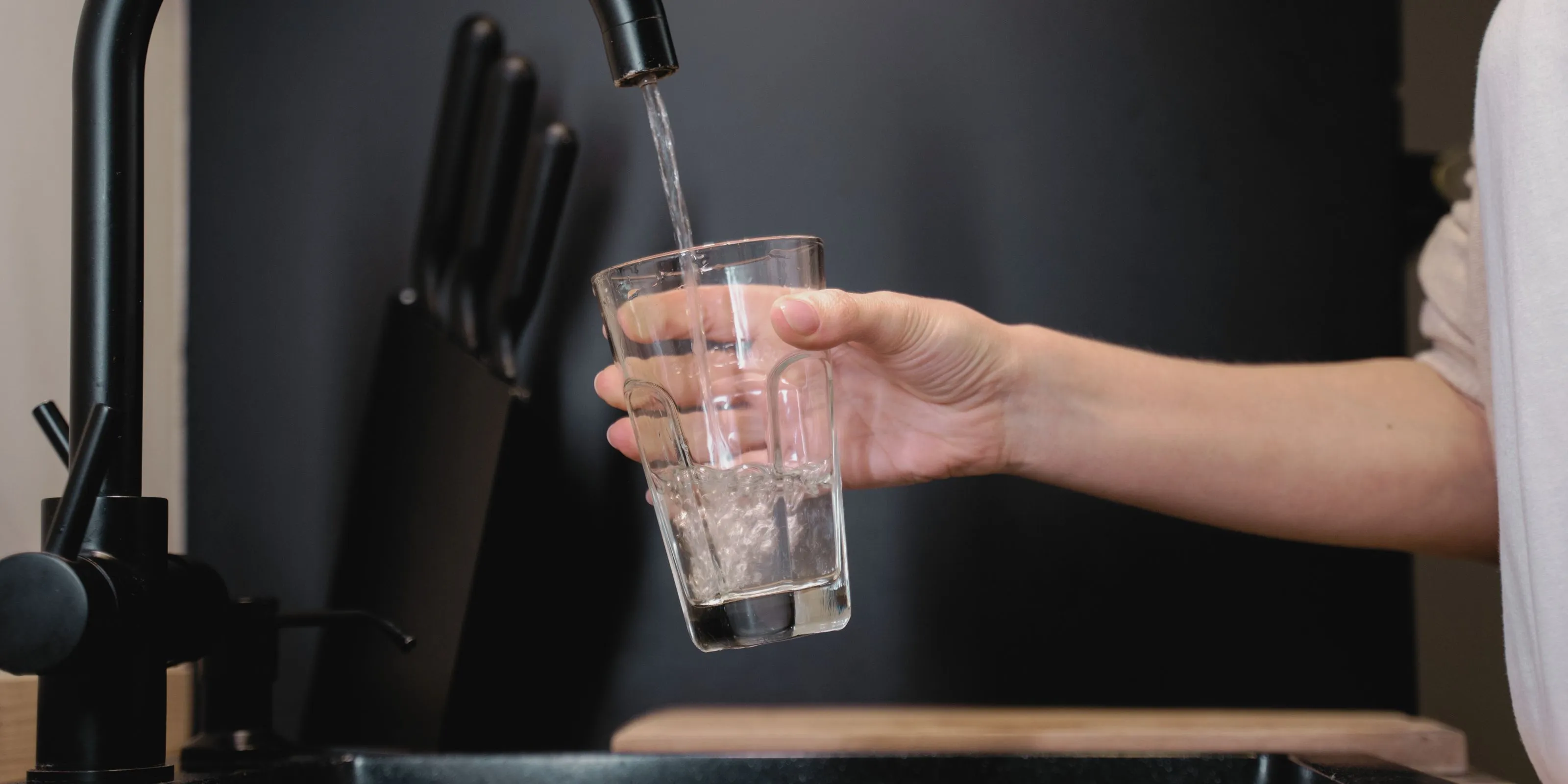 Mano sirviendo agua fresca