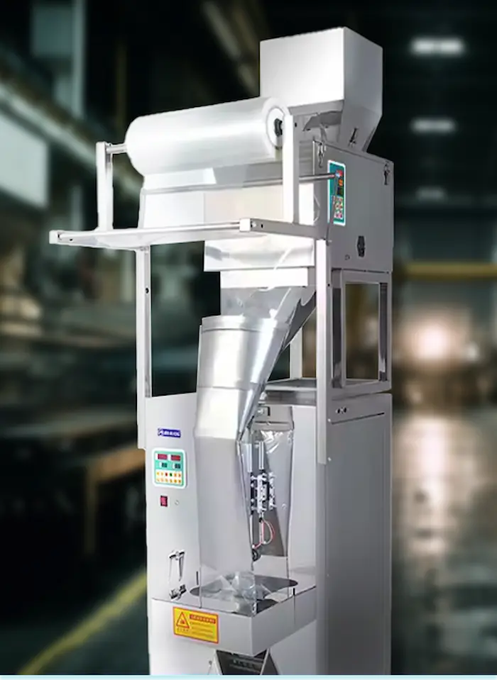 Sillas de madera organizadas en comedor