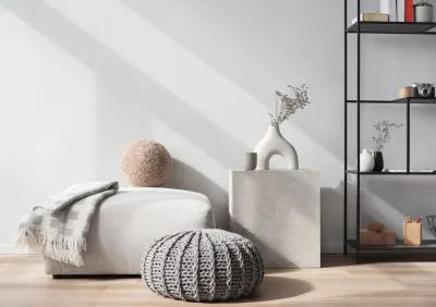 Pared decorada con objetos ornamentales